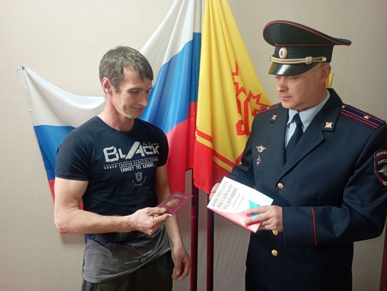 В Чувашии полицейские помогли уроженцу Украины получить российский паспорт